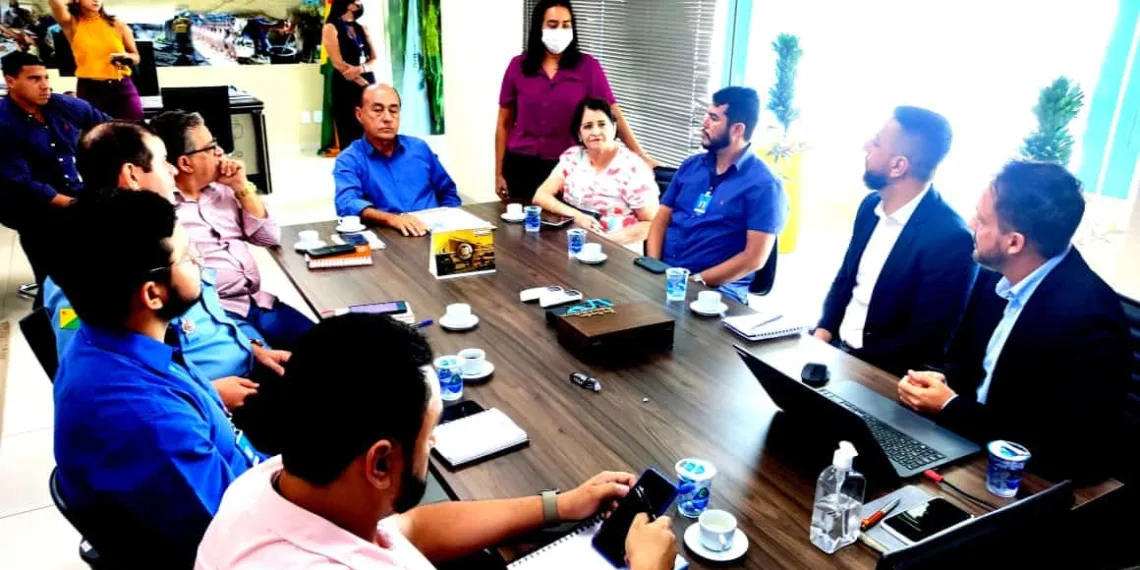 Prefeito Tião Bocalom conhece plataforma de ensino da Samsung