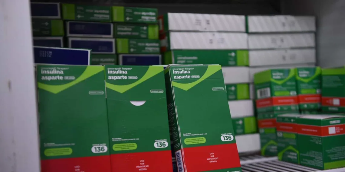De acordo com Marcelo Xavier, chefe do Departamento de Assistência Farmacêutica, chegou um quantitativo para atender em torno de dois meses, aos pacientes cadastrados.

“A previsão do Ministério de Saúde é que o primeiro lote da compra emergencial deva ser entregue no dia 9 de julho. Solicitamos desse novo lote o quantitativo para três meses. Já essa remessa que chegou é da redistribuição dos estados”, destacou o gestor.

O Ministério da Saúde tem tentado antecipar a entrega de parte do lote. A insulina rápida é aplicada diretamente na pele do paciente com diabete, por meio de uma caneta injetora, e age em menos de 15 minutos, fazendo com que o açúcar no sangue volte aos níveis adequados. Por isso, é fundamental para manter a saúde dos diabéticos sob controle.

No Brasil são 16,8 milhões de adultos com diabetes. O país é o quarto com maior incidência da doença no mundo. O MS informou, ainda, que as insulinas regulares mais consumidas estão em estoque adequado, e o caso da insulina análoga de ação rápida está sendo tratado com máxima prioridade junto aos fornecedores.