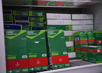 De acordo com Marcelo Xavier, chefe do Departamento de Assistência Farmacêutica, chegou um quantitativo para atender em torno de dois meses, aos pacientes cadastrados.

“A previsão do Ministério de Saúde é que o primeiro lote da compra emergencial deva ser entregue no dia 9 de julho. Solicitamos desse novo lote o quantitativo para três meses. Já essa remessa que chegou é da redistribuição dos estados”, destacou o gestor.

O Ministério da Saúde tem tentado antecipar a entrega de parte do lote. A insulina rápida é aplicada diretamente na pele do paciente com diabete, por meio de uma caneta injetora, e age em menos de 15 minutos, fazendo com que o açúcar no sangue volte aos níveis adequados. Por isso, é fundamental para manter a saúde dos diabéticos sob controle.

No Brasil são 16,8 milhões de adultos com diabetes. O país é o quarto com maior incidência da doença no mundo. O MS informou, ainda, que as insulinas regulares mais consumidas estão em estoque adequado, e o caso da insulina análoga de ação rápida está sendo tratado com máxima prioridade junto aos fornecedores.