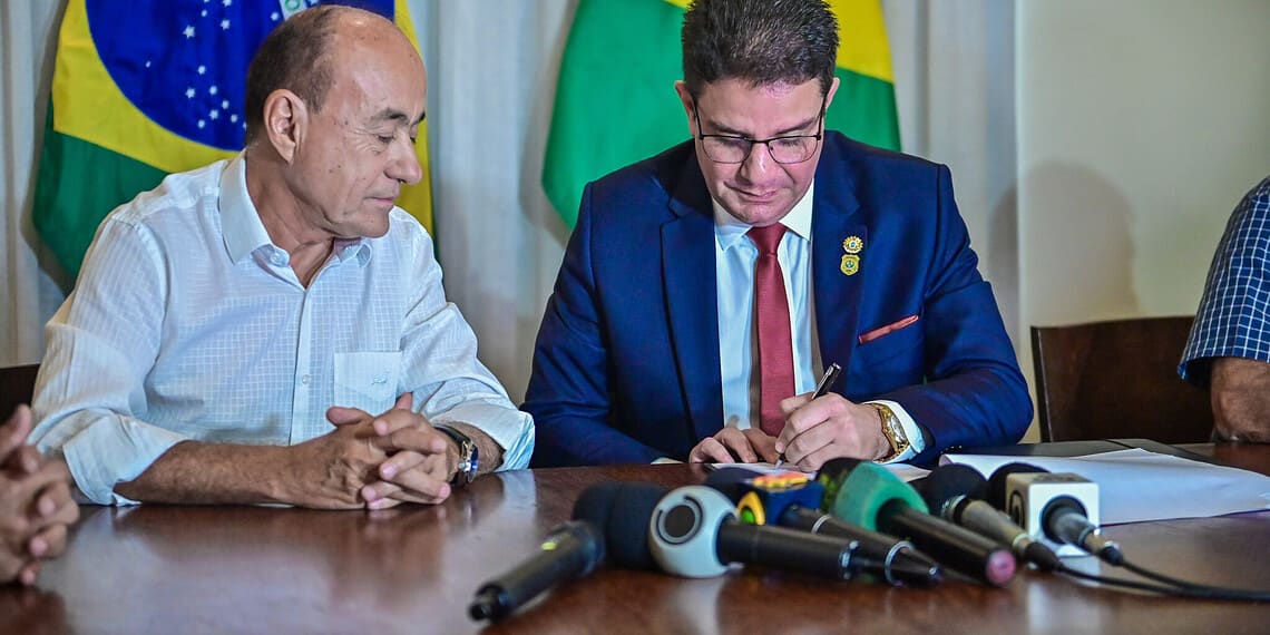 governador e o prefeito assinaram o termo de cooperação técnica entre governo e prefeitura. Foto: Diego Gurgel/Secom