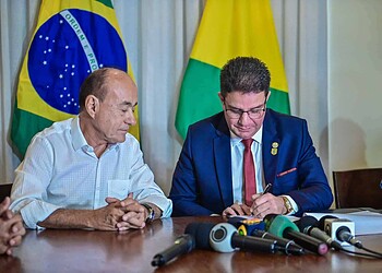 governador e o prefeito assinaram o termo de cooperação técnica entre governo e prefeitura. Foto: Diego Gurgel/Secom