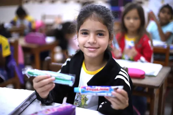 Educação entrega kits de saúde bucal para mais de 300 alunos