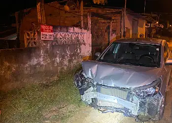 Homem furta carro alugado e colide em grade de estabelecimento no Acre
