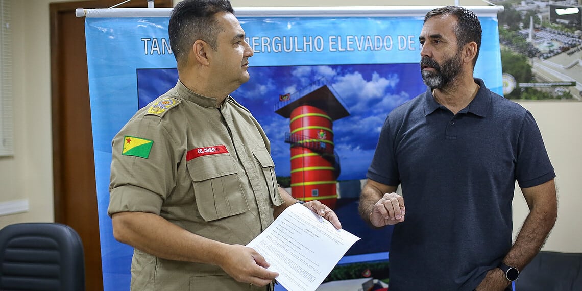 Secretário de Segurança Pública, coronel José Américo Gaia com o comandante geral do CBMAC, coronel Charles Souza. Foto: Dhárcules Pinheiro/Sejusp