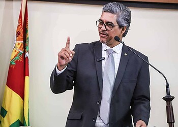 'São as escolhas', diz deputado sobre nomeação de mais de 250 comissionados e impedimento de reajuste para técnicos de enfermagem