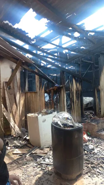 Vazamento de gás causa incêndio e destrói casa em Rio Branco: 'salvaram apenas a roupa do corpo'