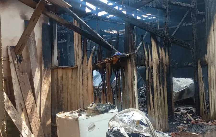 Vazamento de gás causa incêndio e destrói casa em Rio Branco: 'salvaram apenas a roupa do corpo'