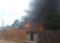 Vazamento de gás causa incêndio e destrói casa em Rio Branco: 'salvaram apenas a roupa do corpo'