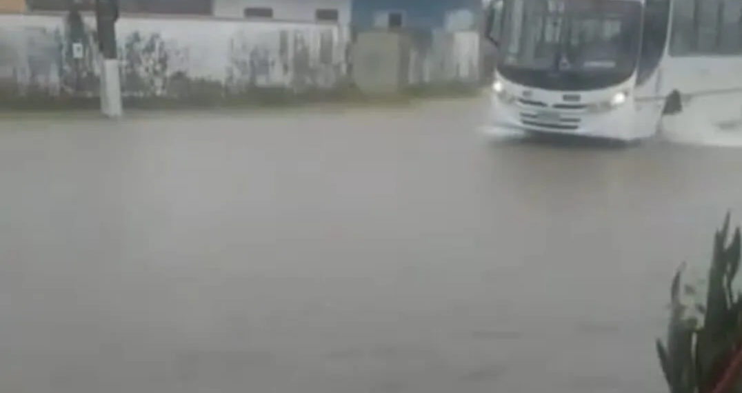 Enxurrada gera transtornos em Rio Branco; em apenas 30 minutos de chuva, ruas ficam inundadas em quatro bairros