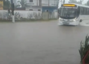 Enxurrada gera transtornos em Rio Branco; em apenas 30 minutos de chuva, ruas ficam inundadas em quatro bairros