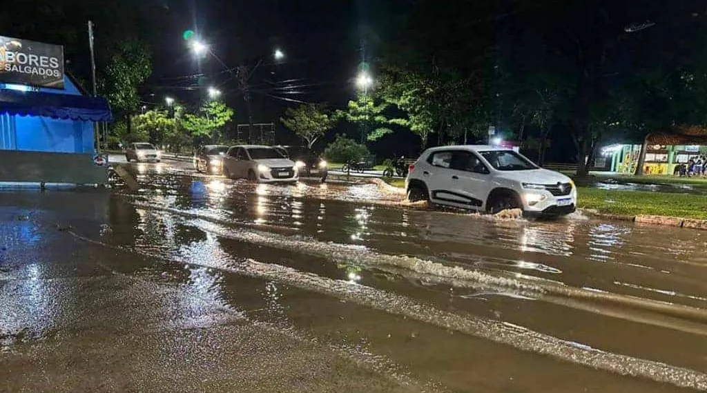 Chuva rápida inunda trecho da Avenida Getúlio Vargas