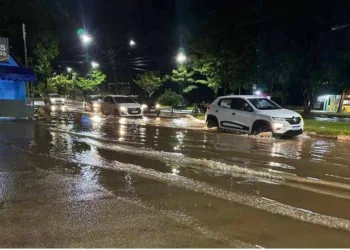 Chuva rápida inunda trecho da Avenida Getúlio Vargas