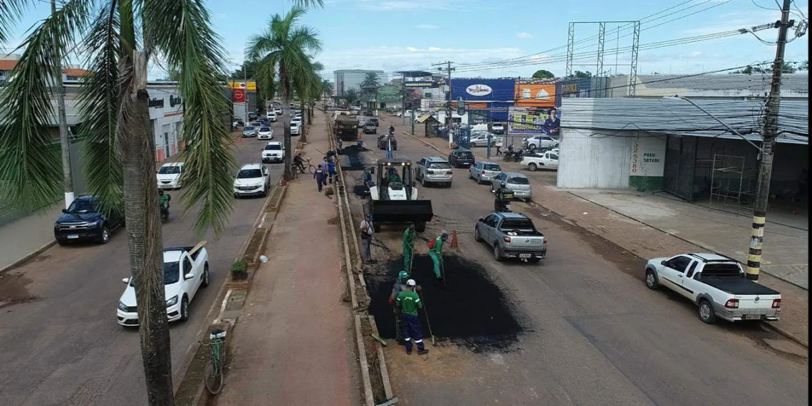 Deracre executa operação tapa-buraco na Via Chico Mendes