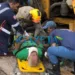 Retroescavadeira perde freio em ladeira e dois trabalhadores ficam feridos