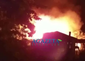VÍDEO: Mulher discute com marido, incendeia a própria casa e fogo destrói residências vizinhas