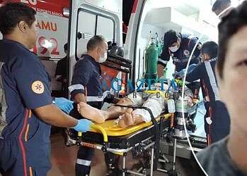 Homem fica gravemente ferido após moto bater em buraco no bairro Vila Acre