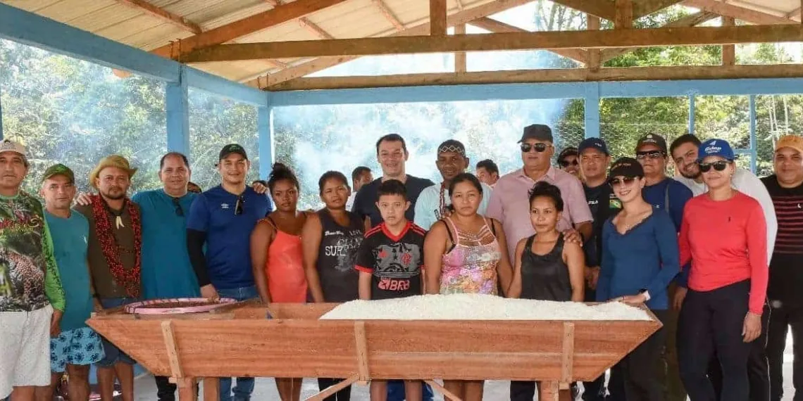 Deputado Roberto Duarte entrega casa de farinha para os indígenas Nukini