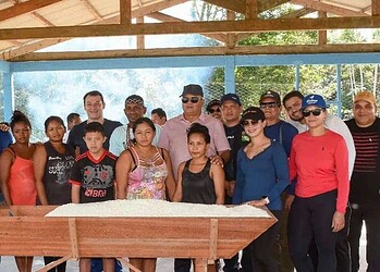 Deputado Roberto Duarte entrega casa de farinha para os indígenas Nukini