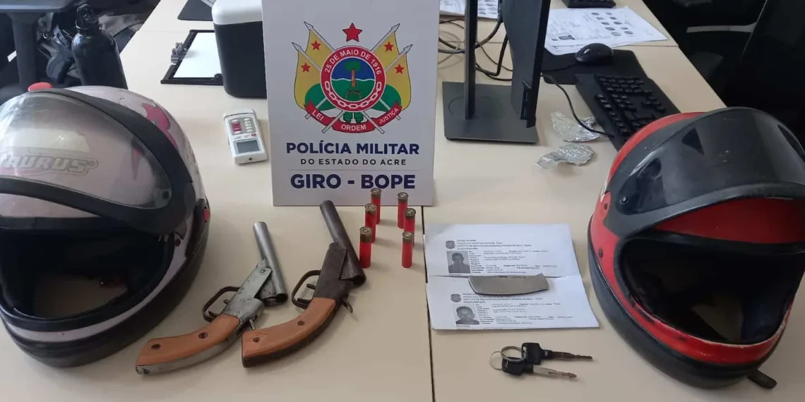 Dupla é presa com armas de fogo e moto roubada em Rio Branco