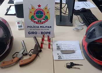 Dupla é presa com armas de fogo e moto roubada em Rio Branco