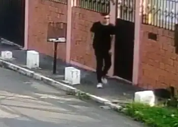 Câmeras flagram homem invadindo casa e fugindo com notebook no Bosque