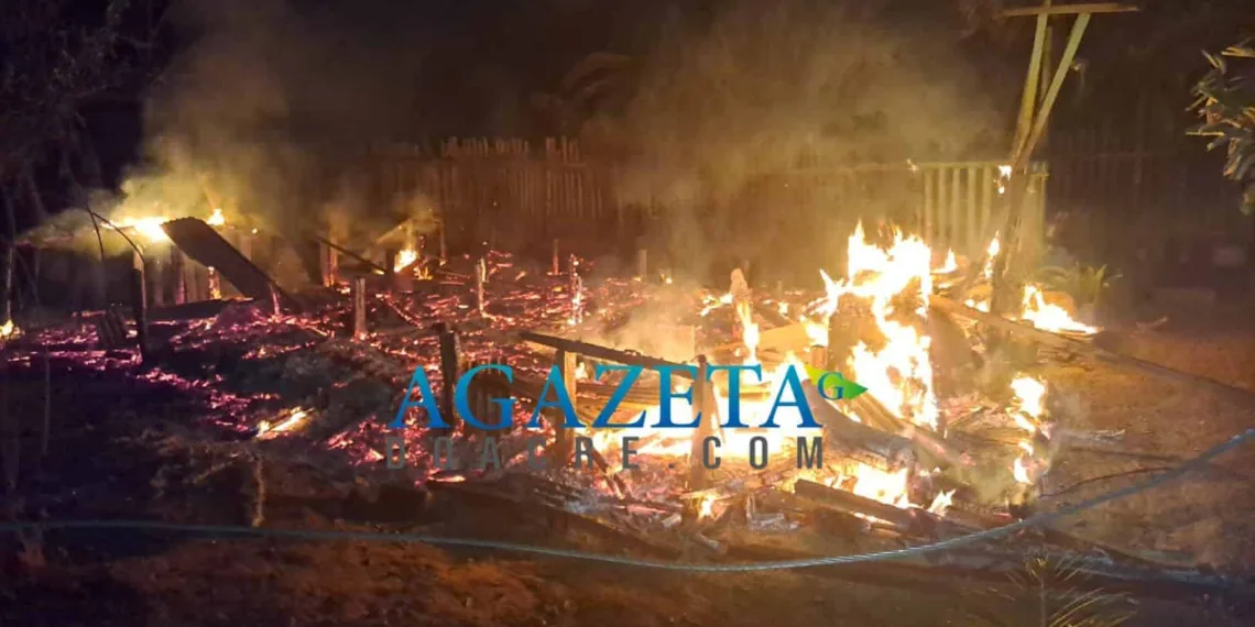 Casa é totalmente destruída por incêndio na Transacreana