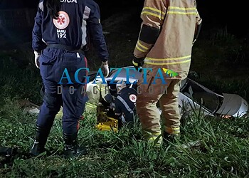 Carro capota na estrada do aeroporto e três pessoas ficam feridas em Rio Branco