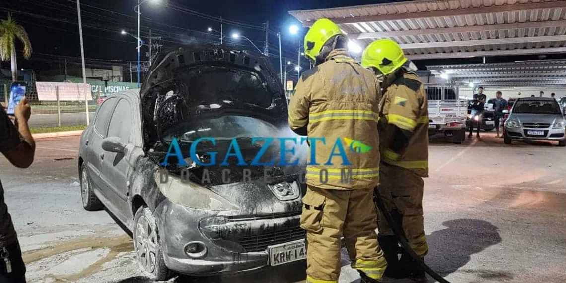 Carro pega fogo em estacionamento de supermercado na Via Chico Mendes