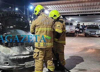Carro pega fogo em estacionamento de supermercado na Via Chico Mendes