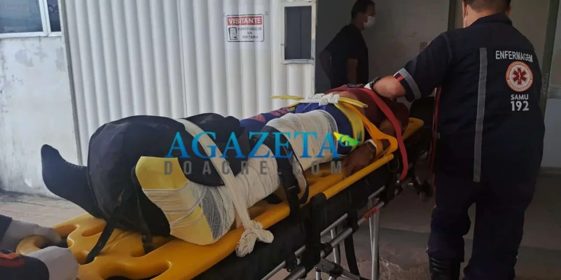 Homem fica ferido após ser prensado entre caminhão e caminhonete
