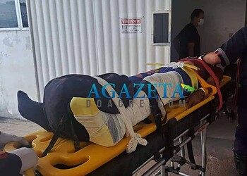 Homem fica ferido após ser prensado entre caminhão e caminhonete