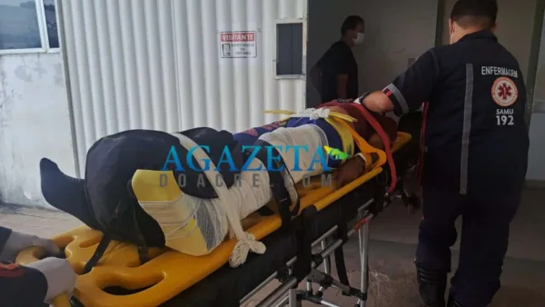 Homem fica ferido após ser prensado entre caminhão e caminhonete