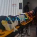 Homem fica ferido após ser prensado entre caminhão e caminhonete