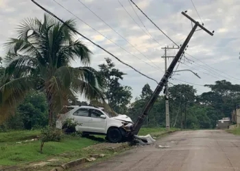 Carro bate contra poste no conjunto Mariana e moradores ficam nove horas sem energia