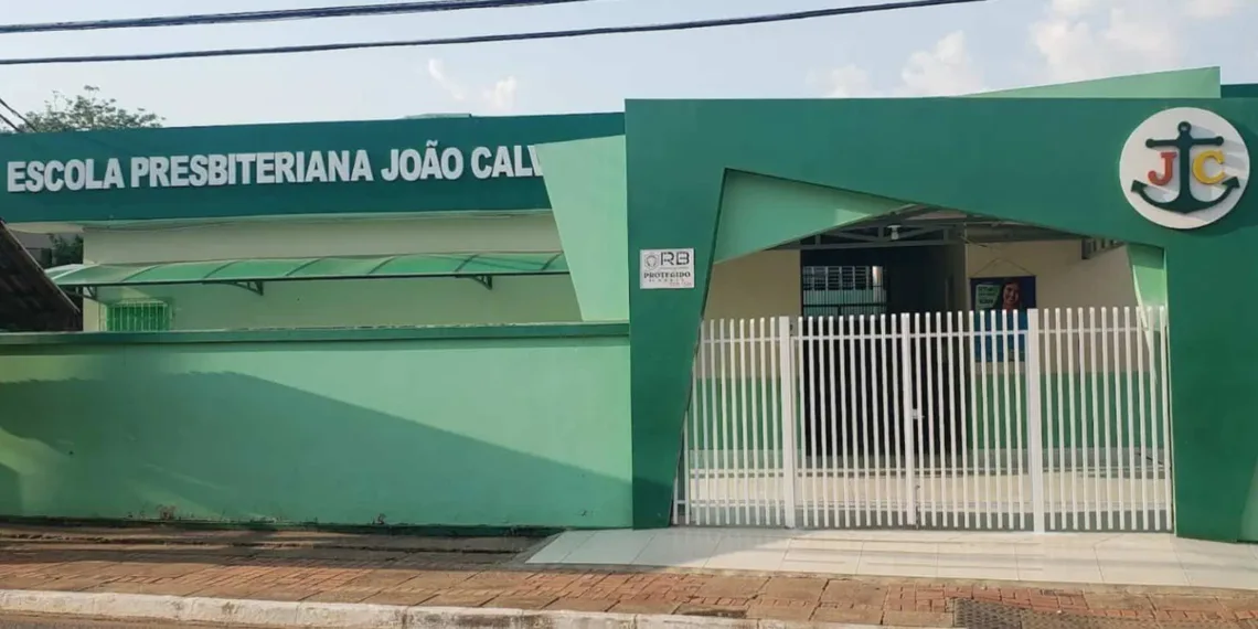 Escola João Calvino diz não compactuar com racismo e promete investigar alunos que chamaram jovem de macaco