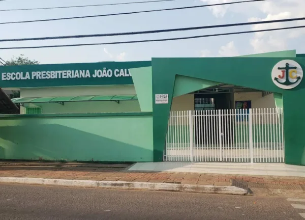 Escola João Calvino diz não compactuar com racismo e promete investigar alunos que chamaram jovem de macaco