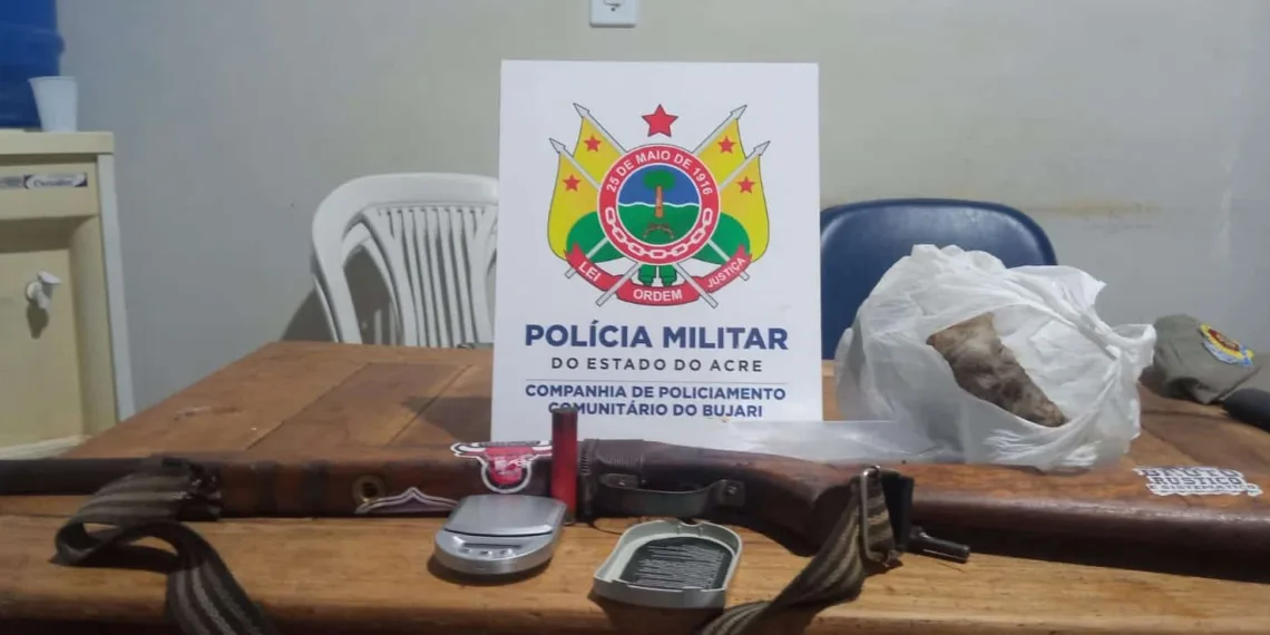 Após denúncia, PM encontra arma escondida em terreno de casa abandonada