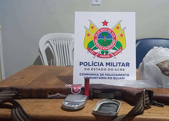 Após denúncia, PM encontra arma escondida em terreno de casa abandonada