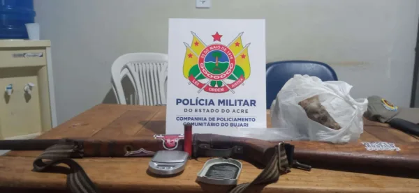 Após denúncia, PM encontra arma escondida em terreno de casa abandonada