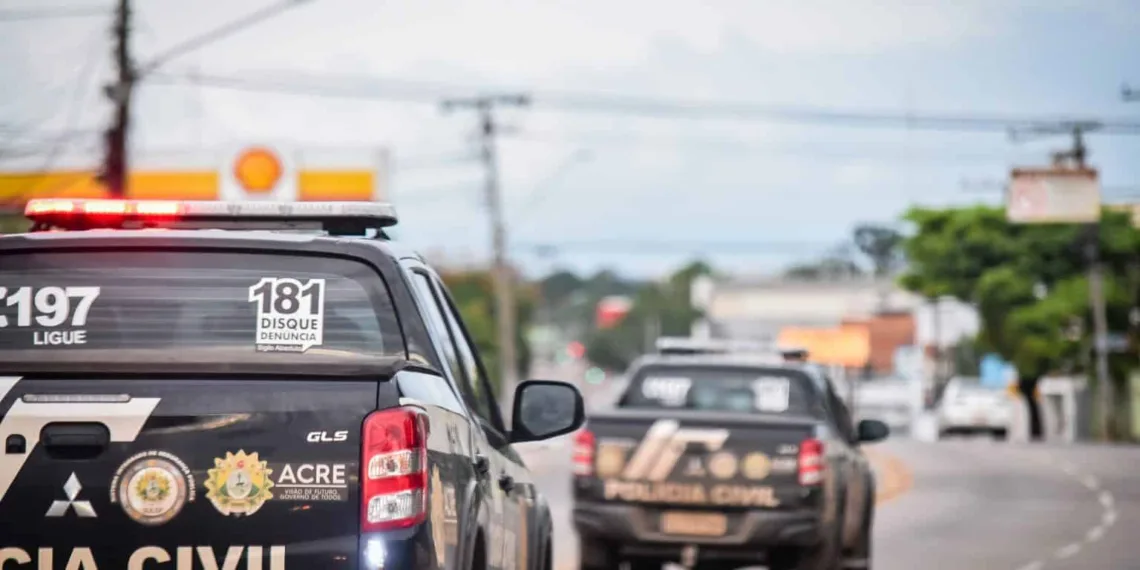 Dupla que arrombava carros para furtar objetos é presa em Rio Branco