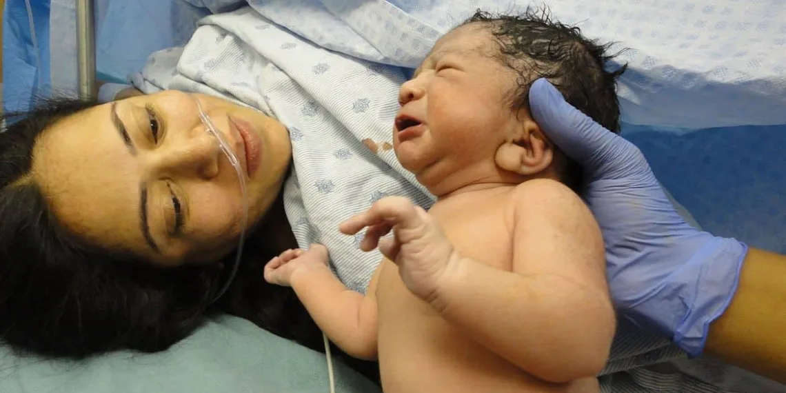 São Paulo (SP) - Pandemia fez aumentar preocupação com mortalidade materna - Debora lumy Watanabe com o filho Gabriel, nascido em 2022. -  Foto:  Jas/Pixabay