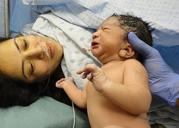 São Paulo (SP) - Pandemia fez aumentar preocupação com mortalidade materna - Debora lumy Watanabe com o filho Gabriel, nascido em 2022. -  Foto:  Jas/Pixabay