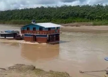 No interior do Acre, mudança de casa flutuante viraliza nas redes sociais