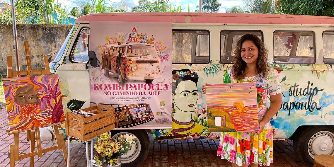 Roberta Marisa e seu projeto, Kombi Papoula, uma galeria de arte itinerante que circula pelas ruas e escolas de Rio Branco. (Foto: Cedida)