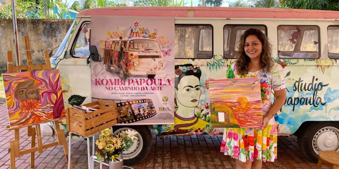 Roberta Marisa e seu projeto, Kombi Papoula, uma galeria de arte itinerante que circula pelas ruas e escolas de Rio Branco. (Foto: Cedida)