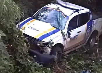Carro do DNIT capota na BR-364 próximo a Sena Madureira