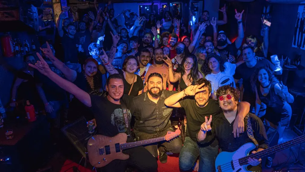 Banda acreana Zoo Humanos faz especial Arctic Monkeys nesta sexta-feira, em Rio Branco 1 Zoo Humanos e o público do terceiro especial de Arctic Monkeys, no ano passado.