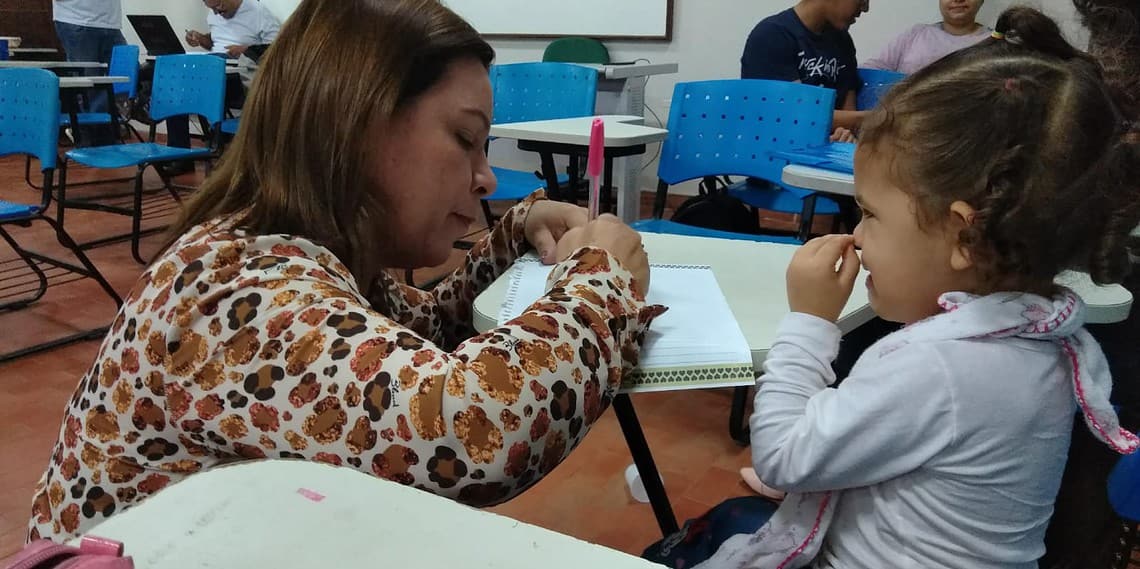 "Momento em que a uma professora  parou a aula pra consolar a minha filha Mariana, que não parava de chorar", relembra Silvania, que leva as filhas para o trabalho e sala de aula". (Foto: Cedida).