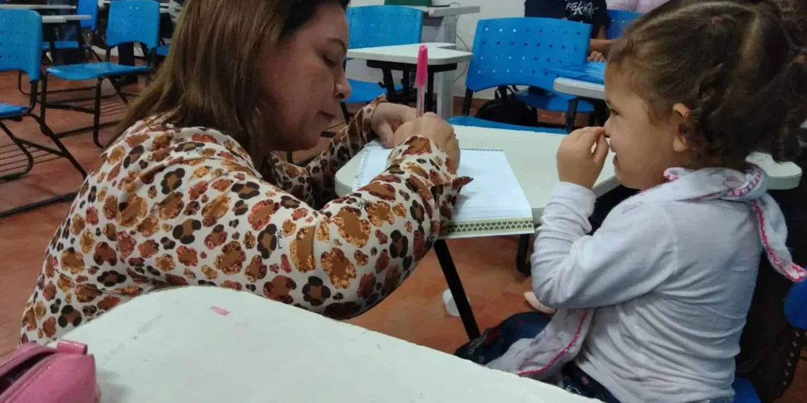 "Momento em que a uma professora  parou a aula pra consolar a minha filha Mariana, que não parava de chorar", relembra Silvania, que leva as filhas para o trabalho e sala de aula". (Foto: Cedida).