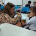 "Momento em que a uma professora  parou a aula pra consolar a minha filha Mariana, que não parava de chorar", relembra Silvania, que leva as filhas para o trabalho e sala de aula". (Foto: Cedida).
